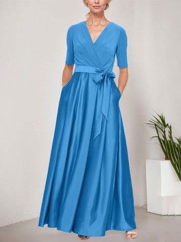 Robe de bal à encolure cache-cœur avec jupe ample en satin et corsage en jersey 