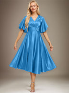 Vestido de novia de satén elástico, corte en A, escote en V, largo hasta la rodilla, con cuentas y pliegues. 
