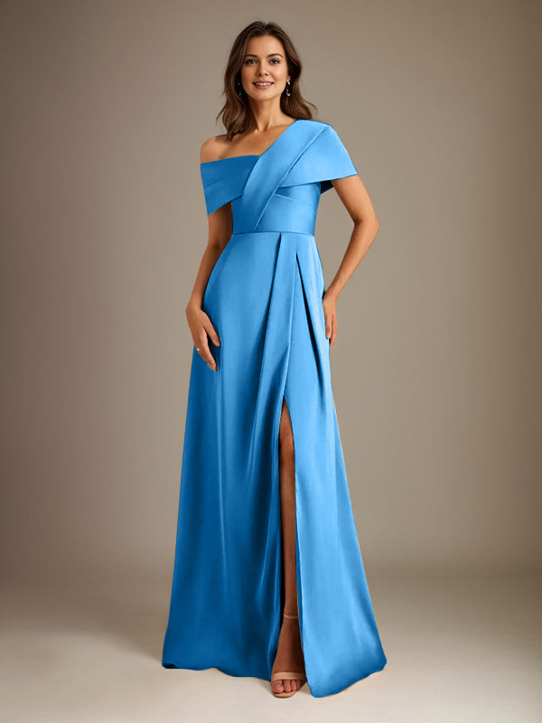 Robe de mère de la mariée en satin, coupe trapèze, décolleté asymétrique et plis. 