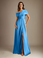 Robe de mère de la mariée en satin, coupe trapèze, décolleté asymétrique et plis. 