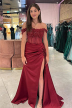 Vestido largo de fiesta estilo sirena con hombros descubiertos, estampado floral y abertura.
