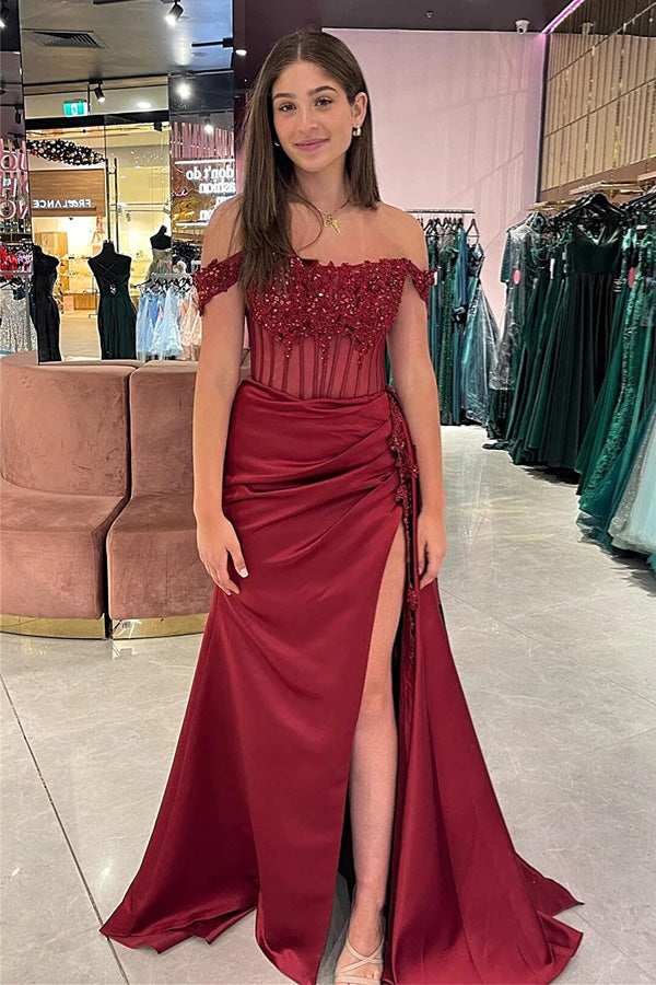 Vestido largo de fiesta estilo sirena con hombros descubiertos, estampado floral y abertura.