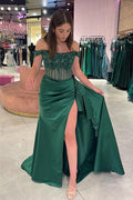 Vestido largo de fiesta estilo sirena con hombros descubiertos, estampado floral y abertura.
