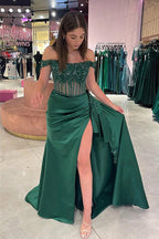 Vestido largo de fiesta estilo sirena con hombros descubiertos, estampado floral y abertura.