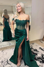 Vestido largo de fiesta estilo sirena con hombros descubiertos, estampado floral y abertura.