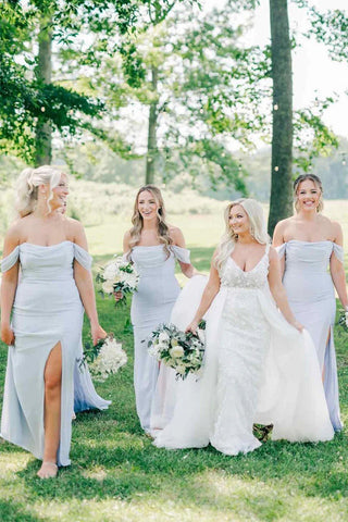 Vestido largo de dama de honor azul claro plisado con hombros descubiertos y abertura BD142