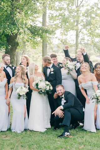 Vestido largo de dama de honor azul claro plisado con hombros descubiertos y abertura BD142