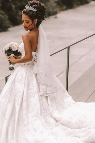 Vestido de novia blanco corte A con hombros descubiertos, estilo romántico