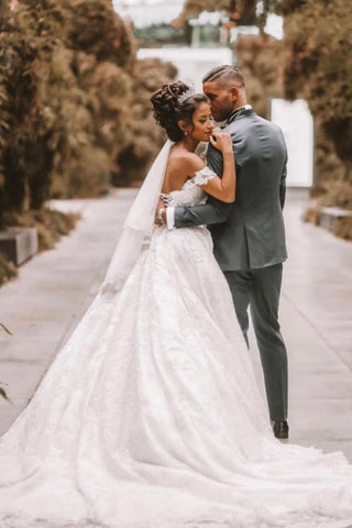 Vestido de novia blanco corte A con hombros descubiertos, estilo romántico