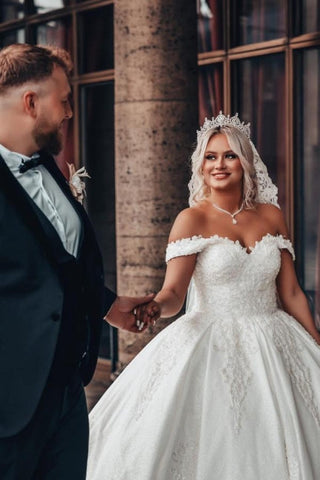 Vestido de novia de corte princesa con escote corazón y hombros descubiertos, con apliques.
