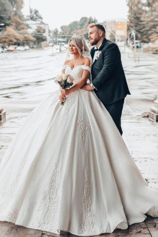 Vestido de novia de corte princesa con escote corazón y hombros descubiertos, con apliques.