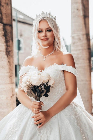 Vestido de novia de corte princesa con escote corazón y hombros descubiertos, con apliques.