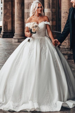 Vestido de novia de corte princesa con escote corazón y hombros descubiertos, con apliques.