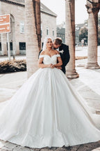 Vestido de novia de corte princesa con escote corazón y hombros descubiertos, con apliques.