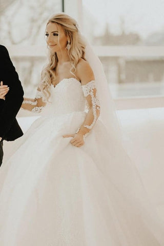 Vestido de novia playero de verano con escote corazón y hombros descubiertos