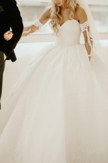 Vestido de novia playero de verano con escote corazón y hombros descubiertos