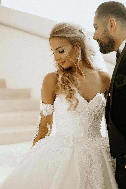 Vestido de novia playero de verano con escote corazón y hombros descubiertos