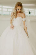 Vestido de novia playero de verano con escote corazón y hombros descubiertos