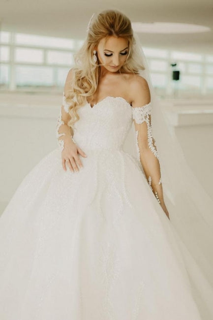 Vestido de novia playero de verano con escote corazón y hombros descubiertos