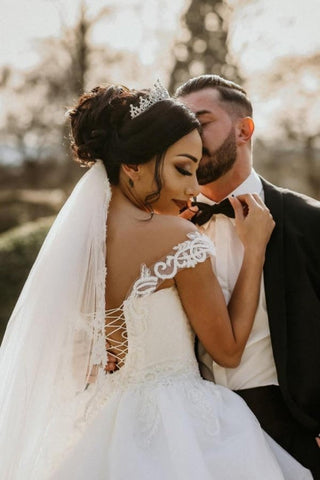 Vestido de novia blanco estilo gala con hombros descubiertos