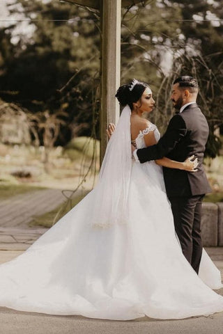Vestido de novia blanco estilo gala con hombros descubiertos