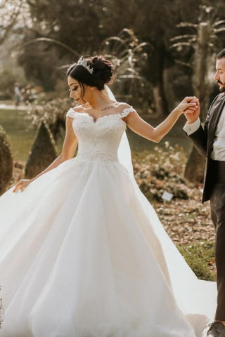 Vestido de novia blanco estilo gala con hombros descubiertos