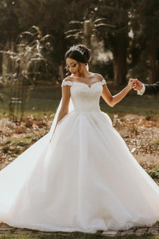 Vestido de novia blanco estilo gala con hombros descubiertos