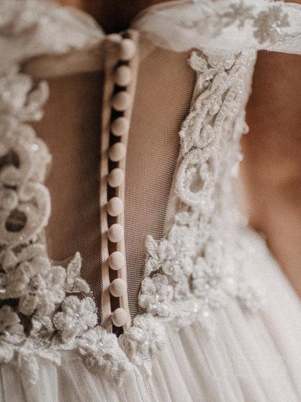 Robes de mariée trapèze à épaules dénudées ornées de perles et d'appliqués de dentelle WD589