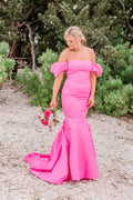 Vestido largo de fiesta rosa chicle estilo sirena, sin tirantes y con hombros descubiertos