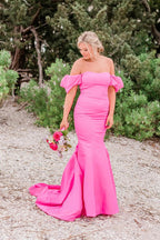 Vestido largo de fiesta rosa chicle estilo sirena, sin tirantes y con hombros descubiertos