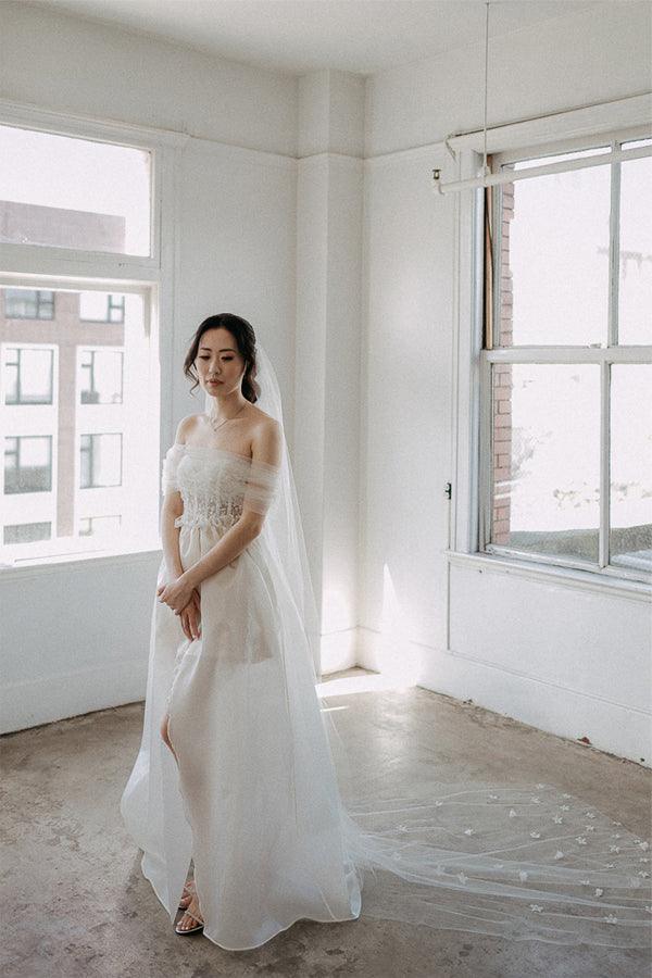 Vestido de novia con escote barco, encaje satinado y abertura lateral, con velo largo WD604