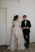 Vestido de novia con escote barco, encaje satinado y abertura lateral, con velo largo WD604