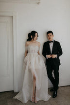 Vestido de novia con escote barco, encaje satinado y abertura lateral, con velo largo WD604