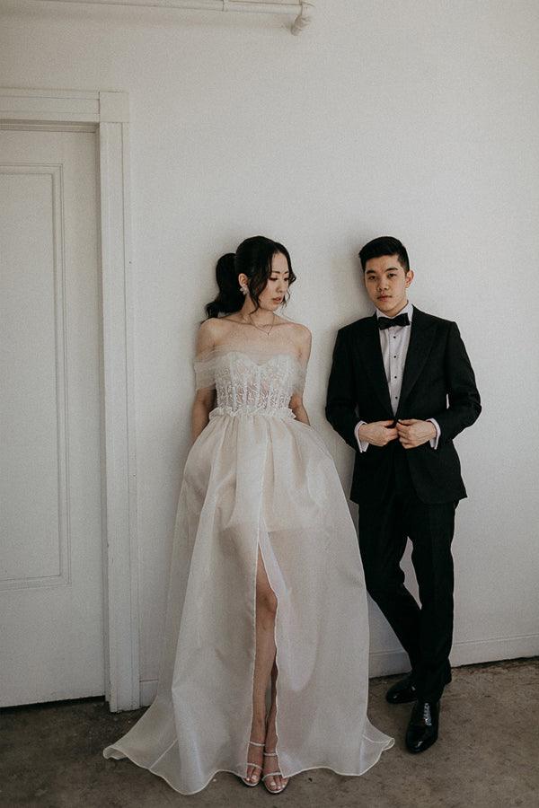 Vestido de novia con escote barco, encaje satinado y abertura lateral, con velo largo WD604