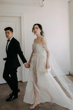 Vestido de novia con escote barco, encaje satinado y abertura lateral, con velo largo WD604