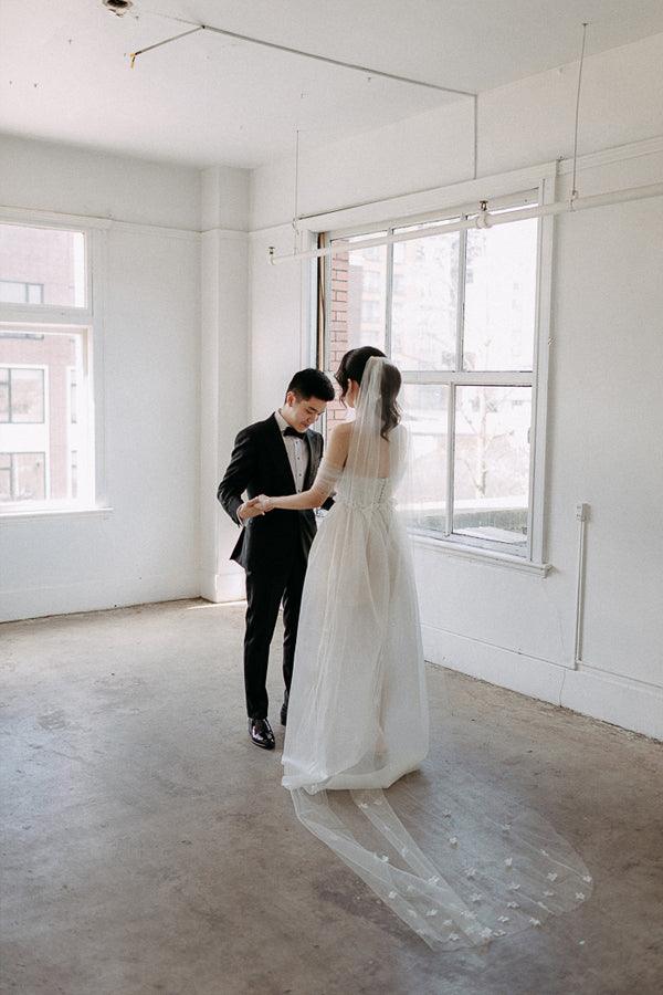 Vestido de novia con escote barco, encaje satinado y abertura lateral, con velo largo WD604