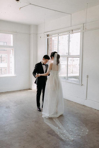 Vestido de novia con escote barco, encaje satinado y abertura lateral, con velo largo WD604