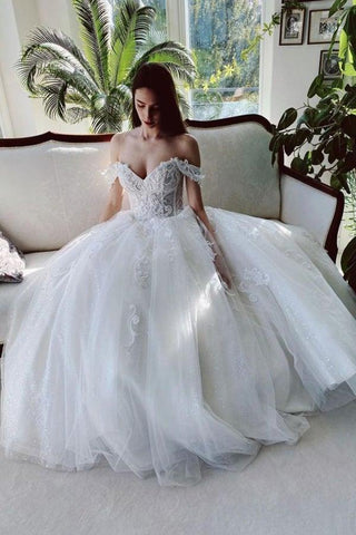 Vestidos de novia con hombros descubiertos, tul, apliques blancos y pedrería WD579