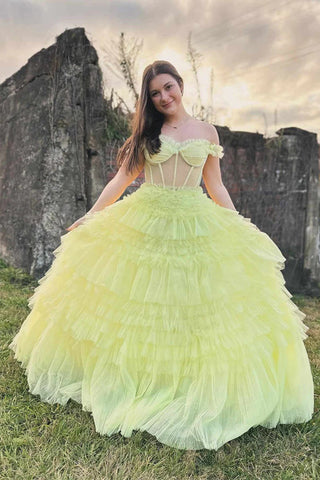 Robe de bal jaune clair à épaules dénudées et volants superposés