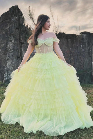 Robe de bal jaune clair à épaules dénudées et volants superposés