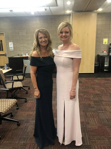 Vestido de dama de honor rosa con hombros descubiertos y abertura VMB75