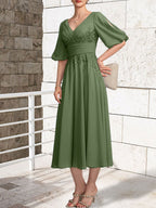 Vestido de novia de gasa de encaje, corte en A, escote en V y largo hasta la rodilla, con pliegues.