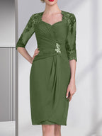 Vestido de corte recto/columna, escote corazón, largo hasta la rodilla, de gasa, con apliques de cuentas, encaje, lentejuelas y pliegues para la madre de la novia.