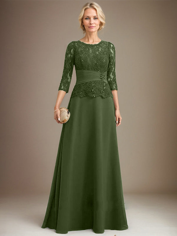 Robe de mariée longue en mousseline de soie et dentelle, coupe trapèze, décolleté illusion, ornée de sequins plissés et de perles. 