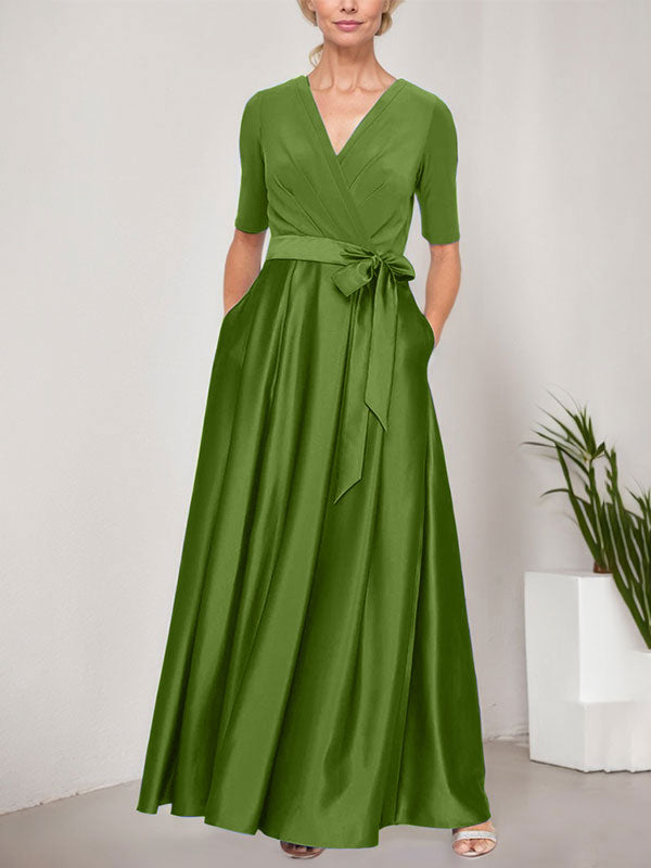 Vestido de baile con escote cruzado, falda amplia de satén y corpiño de jersey. 