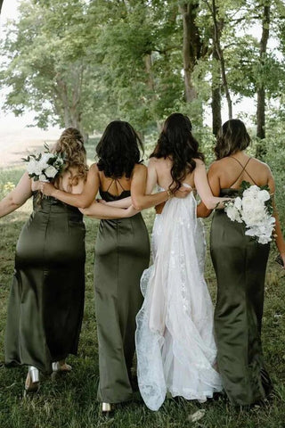 Vestidos largos de dama de honor de satén color oliva con cuello drapeado y tirantes finos