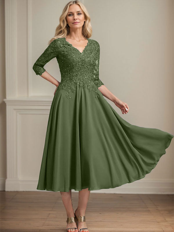 Vestido de corte A, escote en V, largo hasta la rodilla, de gasa, encaje, con lentejuelas y pedrería para la madre de la novia. 