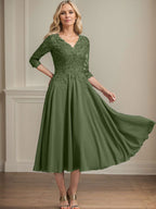 Vestido de corte A, escote en V, largo hasta la rodilla, de gasa, encaje, con lentejuelas y pedrería para la madre de la novia. 