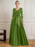 Vestido de novia de satén con encaje, corte en A, escote en V y largo hasta el suelo, con lazo de lentejuelas. 