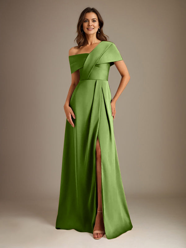 Robe de mère de la mariée en satin, coupe trapèze, décolleté asymétrique et plis. 